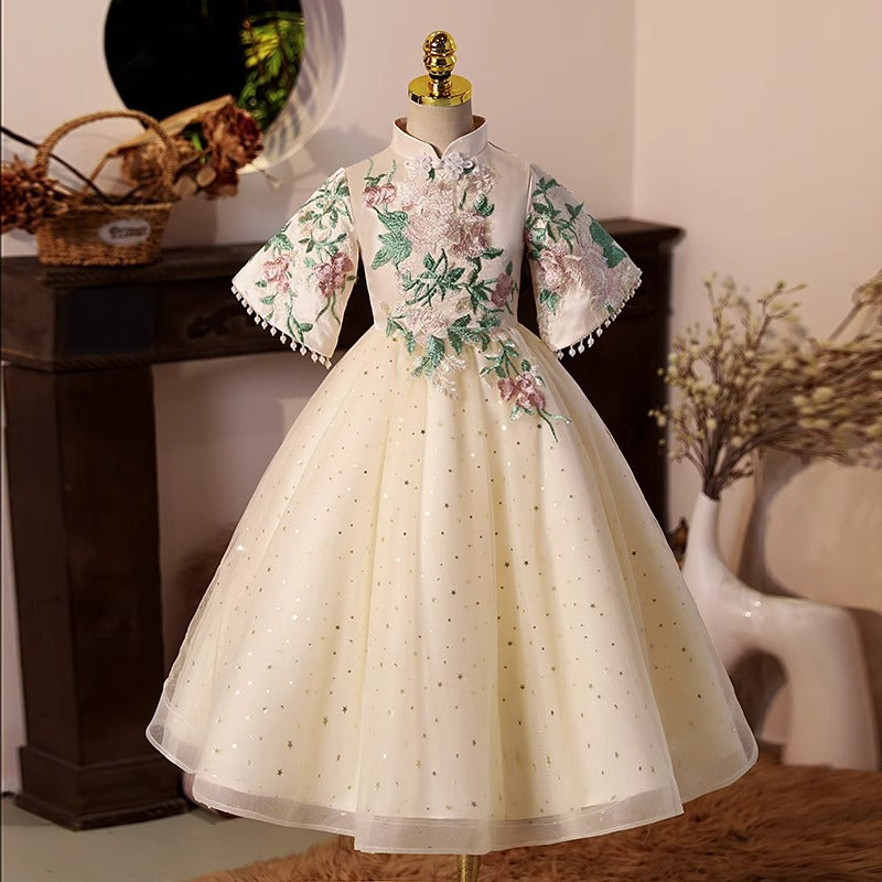 Elegante vestido de princesa beige con cuello alto y botones, bordado, para comunión infantil. 