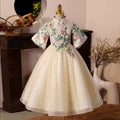 Elegante vestido de princesa beige con cuello alto y botones, bordado, para comunión infantil. 