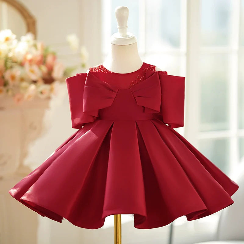 Elegante Kleider für die Erstkommunion und Schönheitswettbewerbe für Babys und Kleinkinder 