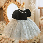 Niedliches schwarzes Prinzessinnenkleid mit Puffärmeln, Blumenmuster und flauschigem Netzstoff für Babys – perfekt für die Erstkommunion. 