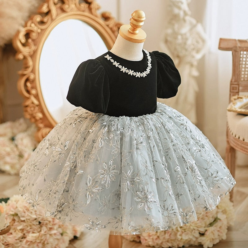 Niedliches schwarzes Prinzessinnenkleid mit Puffärmeln, Blumenmuster und flauschigem Netzstoff für Babys – perfekt für die Erstkommunion. 