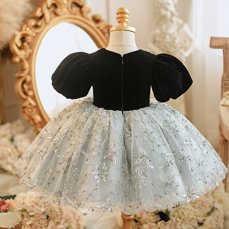 Niedliches schwarzes Prinzessinnenkleid mit Puffärmeln, Blumenmuster und flauschigem Netzstoff für Babys – perfekt für die Erstkommunion. 