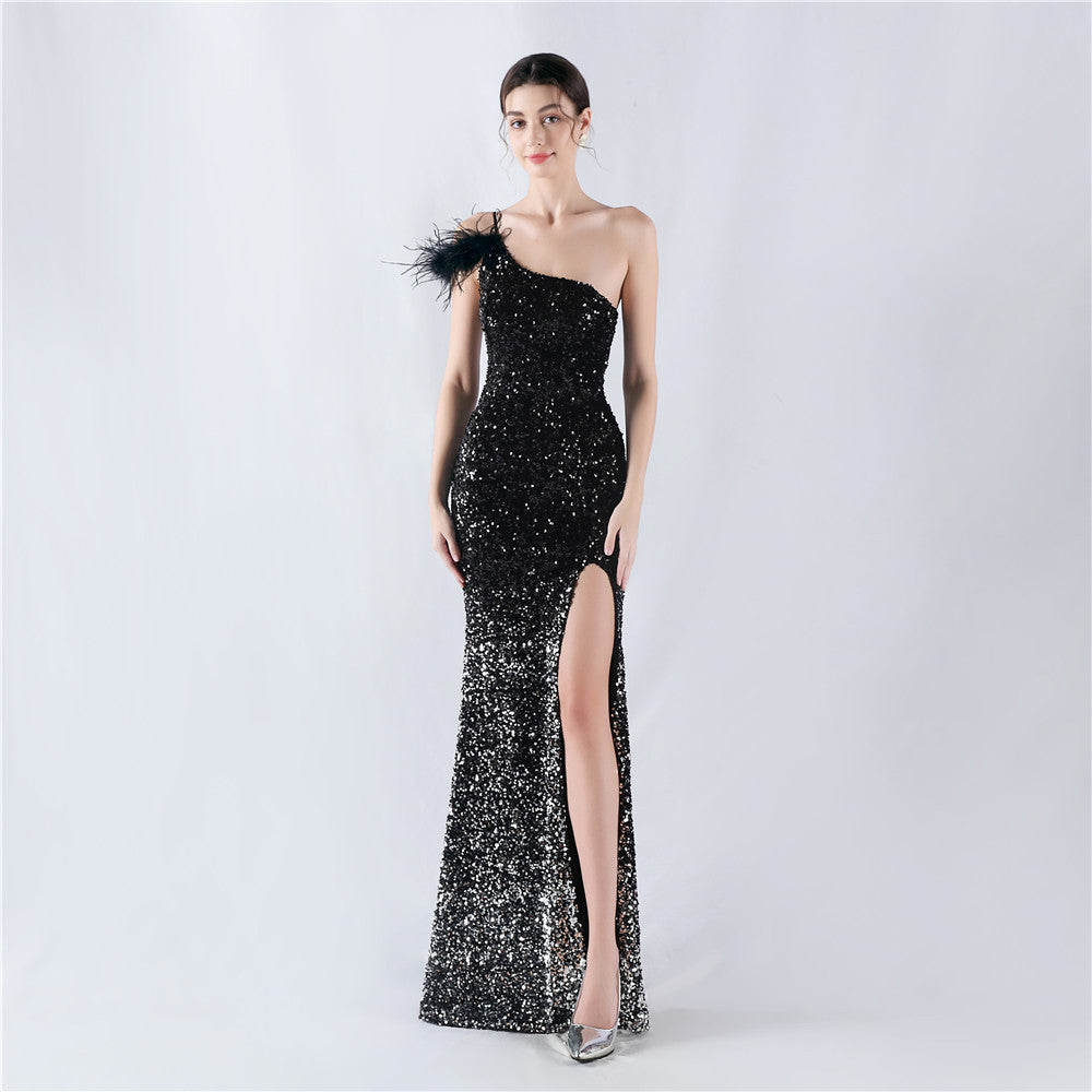 The new dress gradually changes the fleece bottom bead sheet process and orders the ostrich hair single shoulder oblique collar high fork evening dress