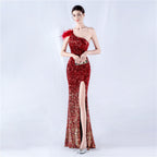 The new dress gradually changes the fleece bottom bead sheet process and orders the ostrich hair single shoulder oblique collar high fork evening dress