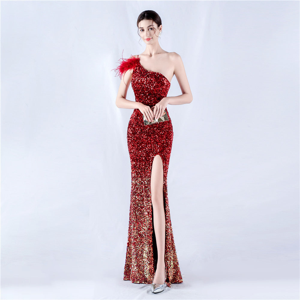 The new dress gradually changes the fleece bottom bead sheet process and orders the ostrich hair single shoulder oblique collar high fork evening dress