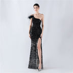 The new dress gradually changes the fleece bottom bead sheet process and orders the ostrich hair single shoulder oblique collar high fork evening dress