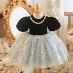 Niedliches schwarzes Prinzessinnenkleid mit Puffärmeln, Blumenmuster und flauschigem Netzstoff für Babys – perfekt für die Erstkommunion. 