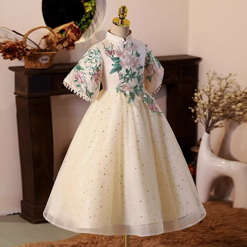 Elegante vestido de princesa beige con cuello alto y botones, bordado, para comunión infantil. 