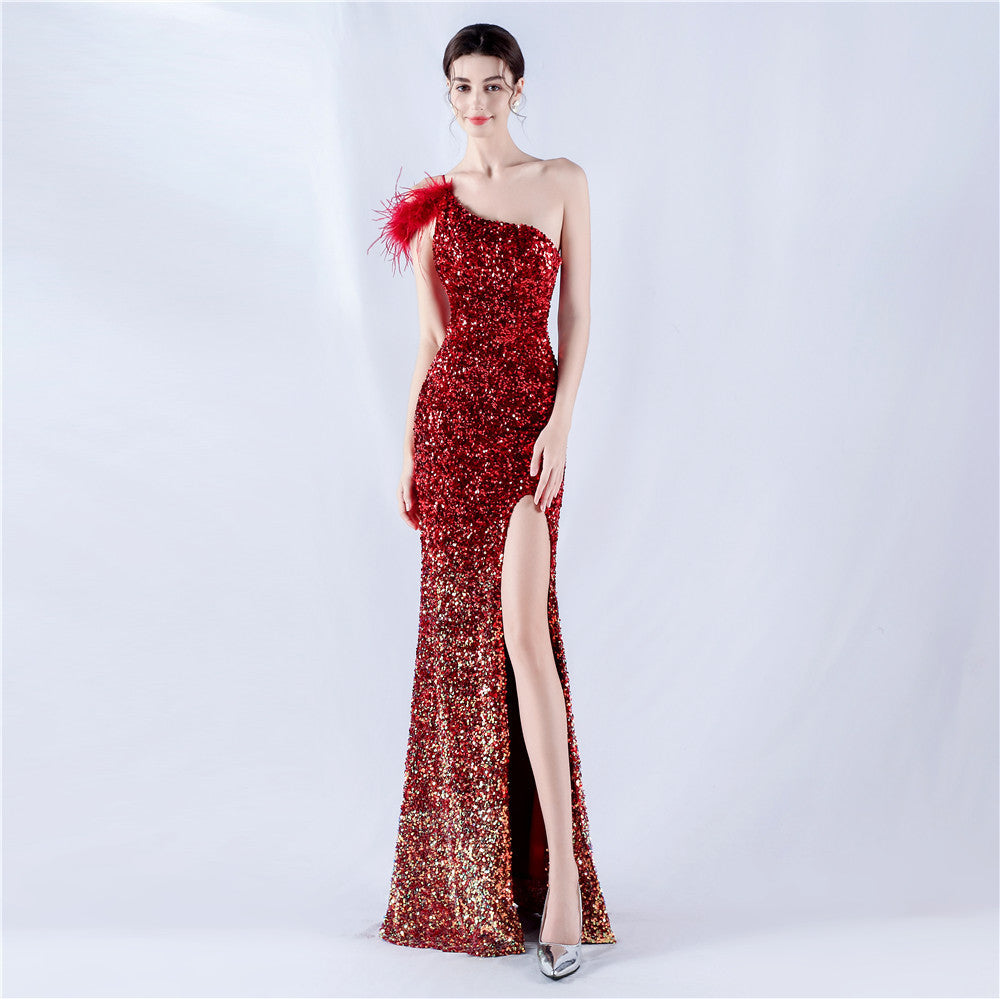 The new dress gradually changes the fleece bottom bead sheet process and orders the ostrich hair single shoulder oblique collar high fork evening dress