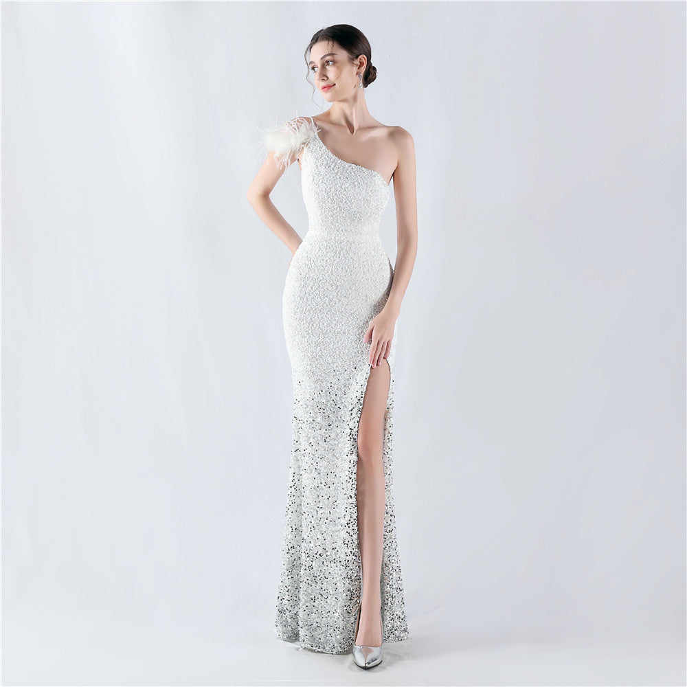 The new dress gradually changes the fleece bottom bead sheet process and orders the ostrich hair single shoulder oblique collar high fork evening dress