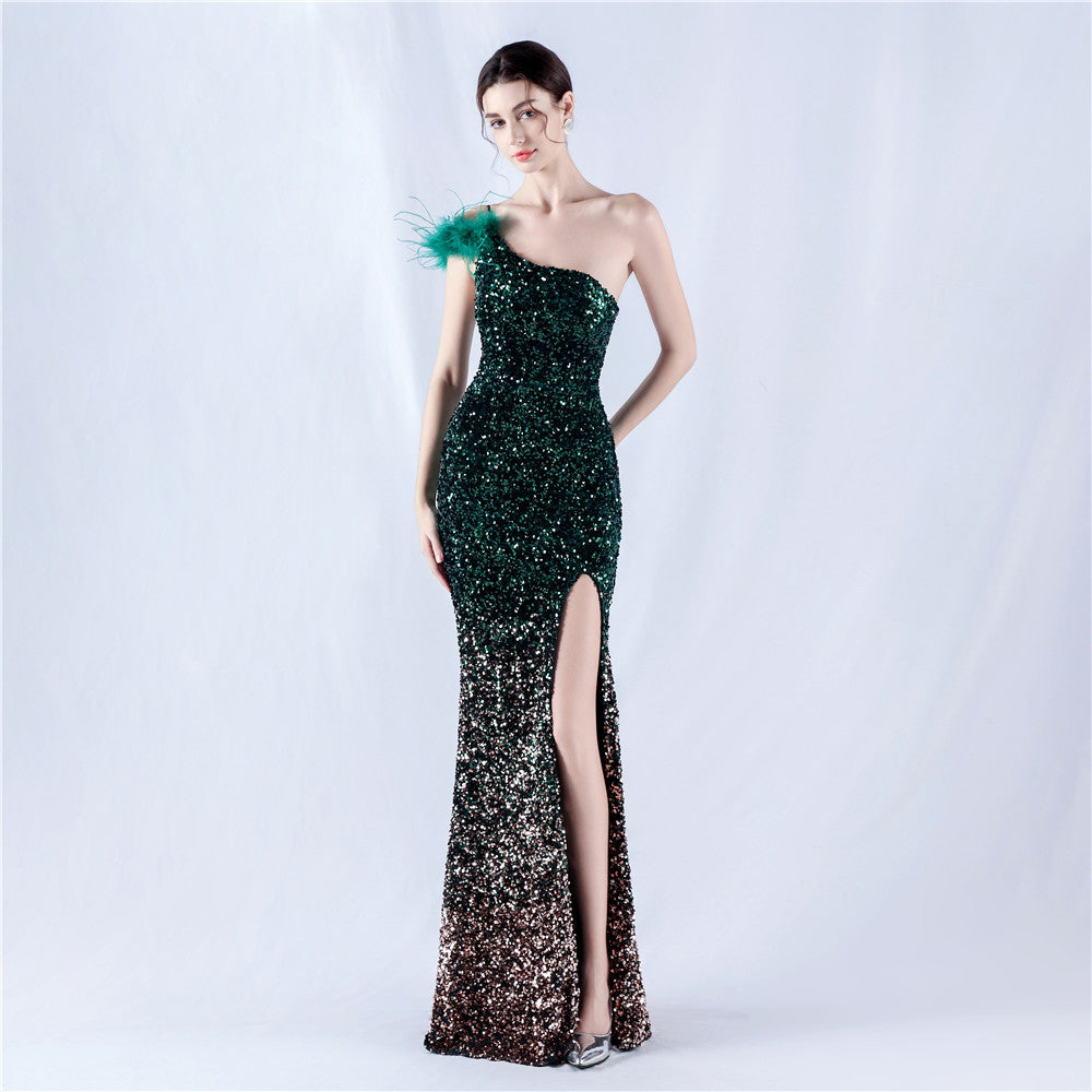 The new dress gradually changes the fleece bottom bead sheet process and orders the ostrich hair single shoulder oblique collar high fork evening dress