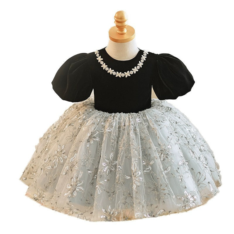 Niedliches schwarzes Prinzessinnenkleid mit Puffärmeln, Blumenmuster und flauschigem Netzstoff für Babys – perfekt für die Erstkommunion. 