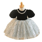 Niedliches schwarzes Prinzessinnenkleid mit Puffärmeln, Blumenmuster und flauschigem Netzstoff für Babys – perfekt für die Erstkommunion. 