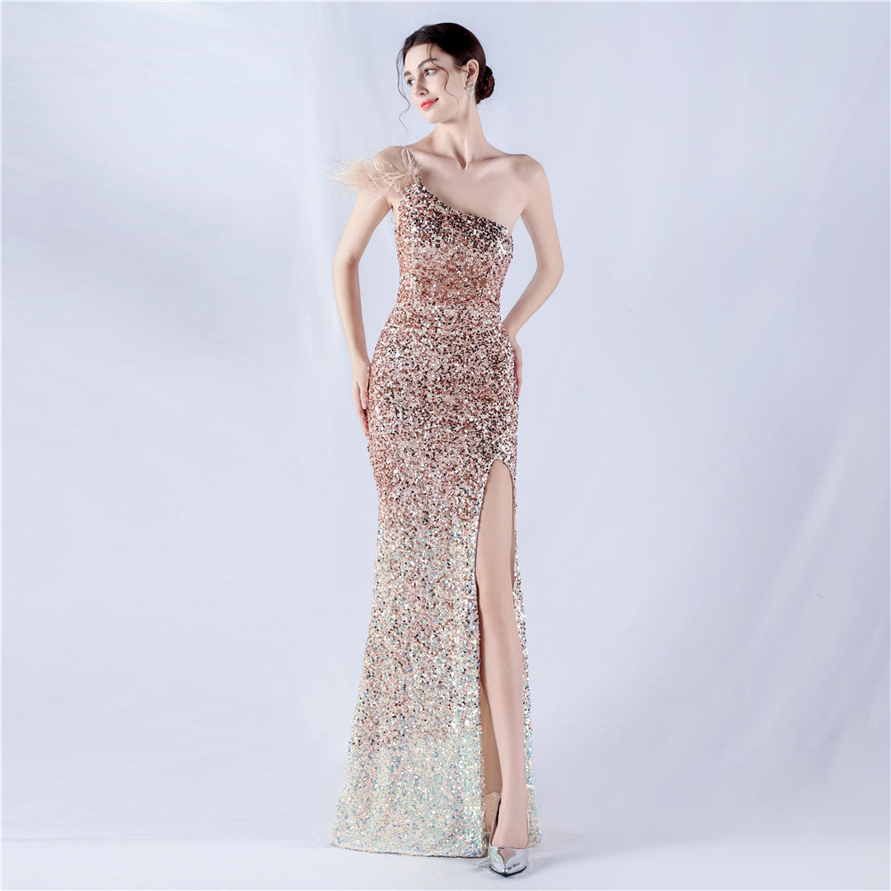 The new dress gradually changes the fleece bottom bead sheet process and orders the ostrich hair single shoulder oblique collar high fork evening dress