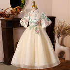 Elegante vestido de princesa beige con cuello alto y botones, bordado, para comunión infantil. 
