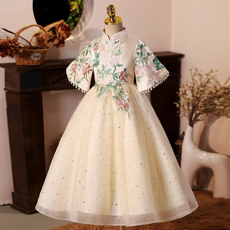 Elegante vestido de princesa beige con cuello alto y botones, bordado, para comunión infantil. 