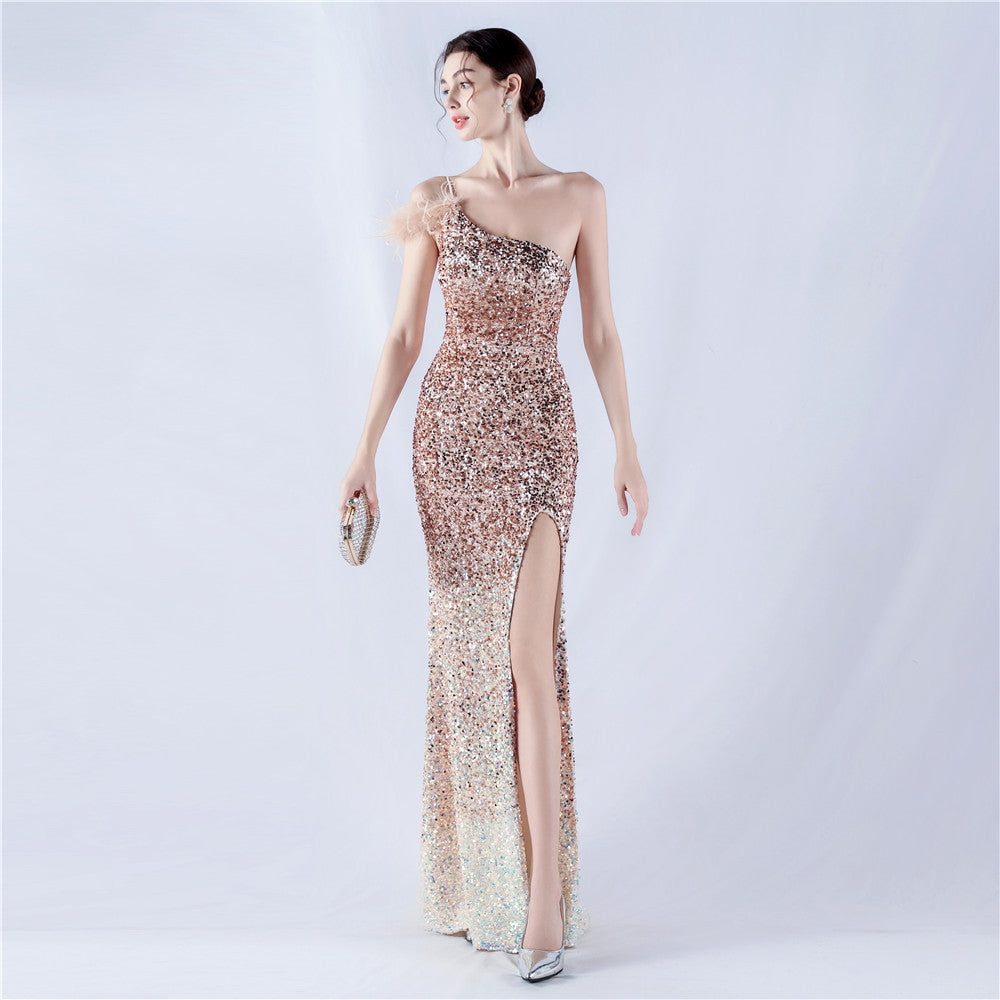 The new dress gradually changes the fleece bottom bead sheet process and orders the ostrich hair single shoulder oblique collar high fork evening dress