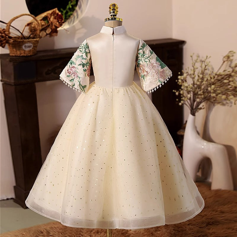 Elegante vestido de princesa beige con cuello alto y botones, bordado, para comunión infantil. 
