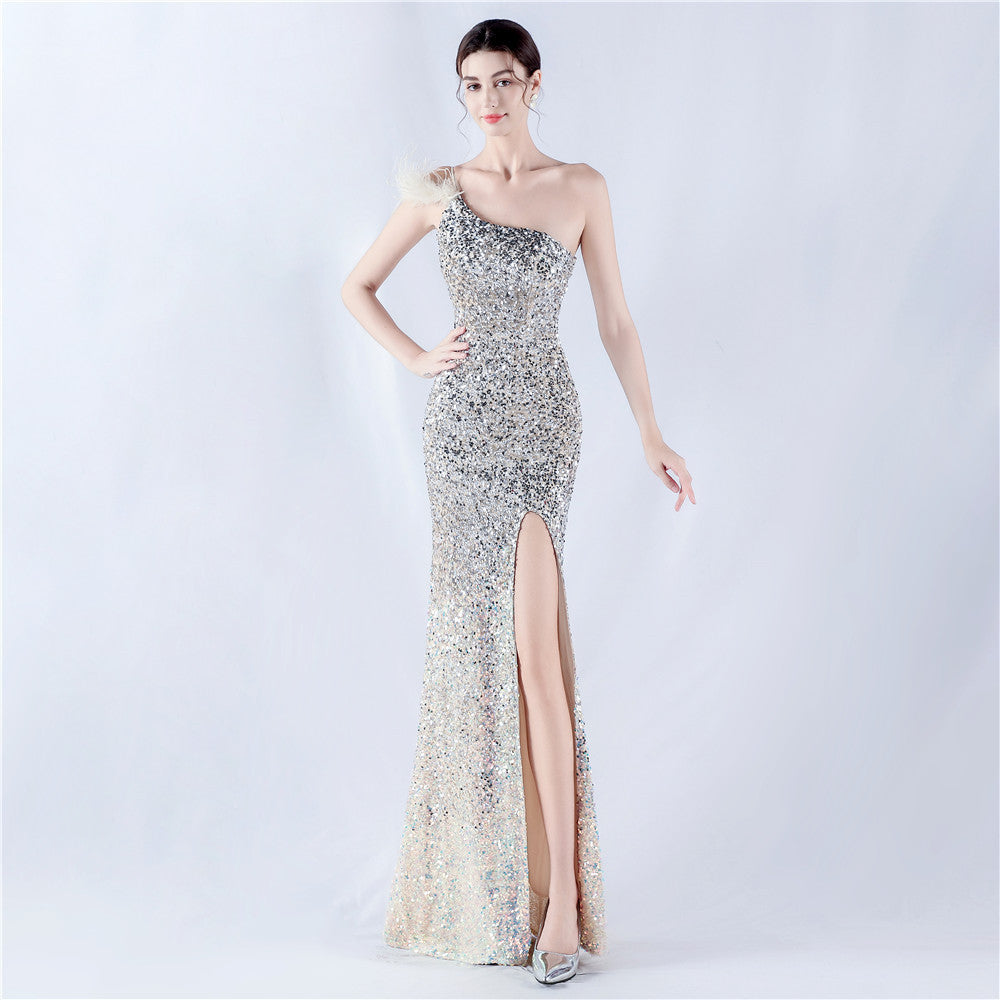 The new dress gradually changes the fleece bottom bead sheet process and orders the ostrich hair single shoulder oblique collar high fork evening dress