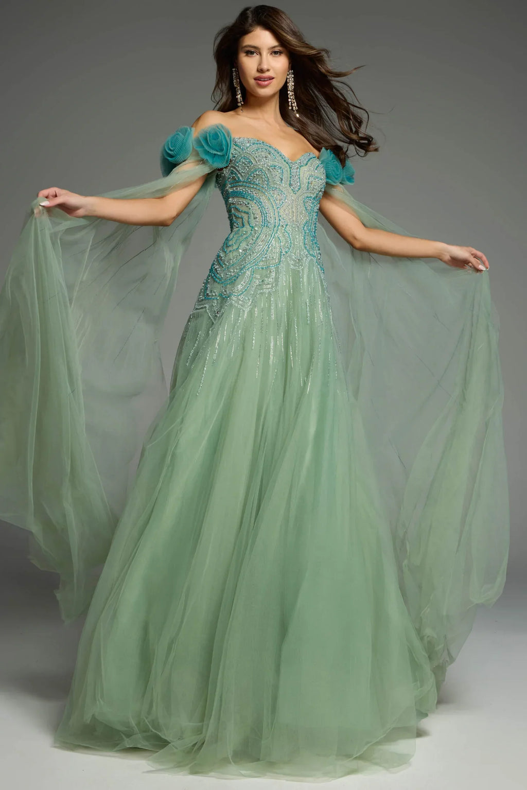 Vestidos de Fiesta Largos de Tul con Aplicaciones Florales de Pedrería de Cristal sin Hombros y Capelina