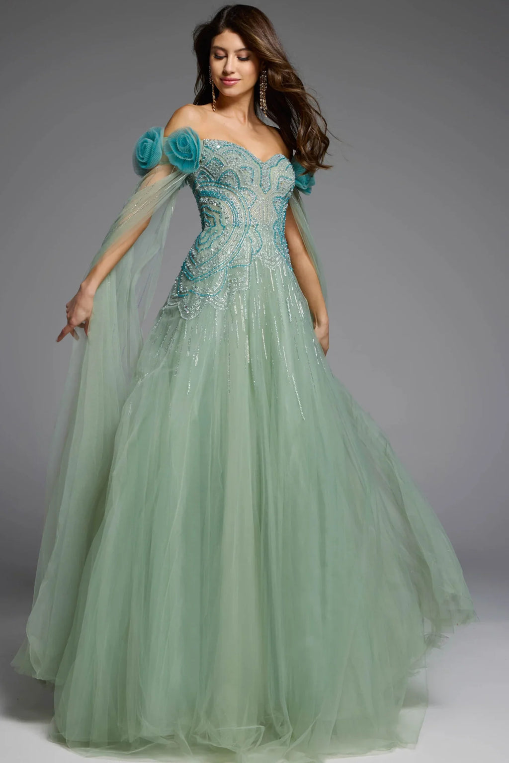 Vestidos de Fiesta Largos de Tul con Aplicaciones Florales de Pedrería de Cristal sin Hombros y Capelina