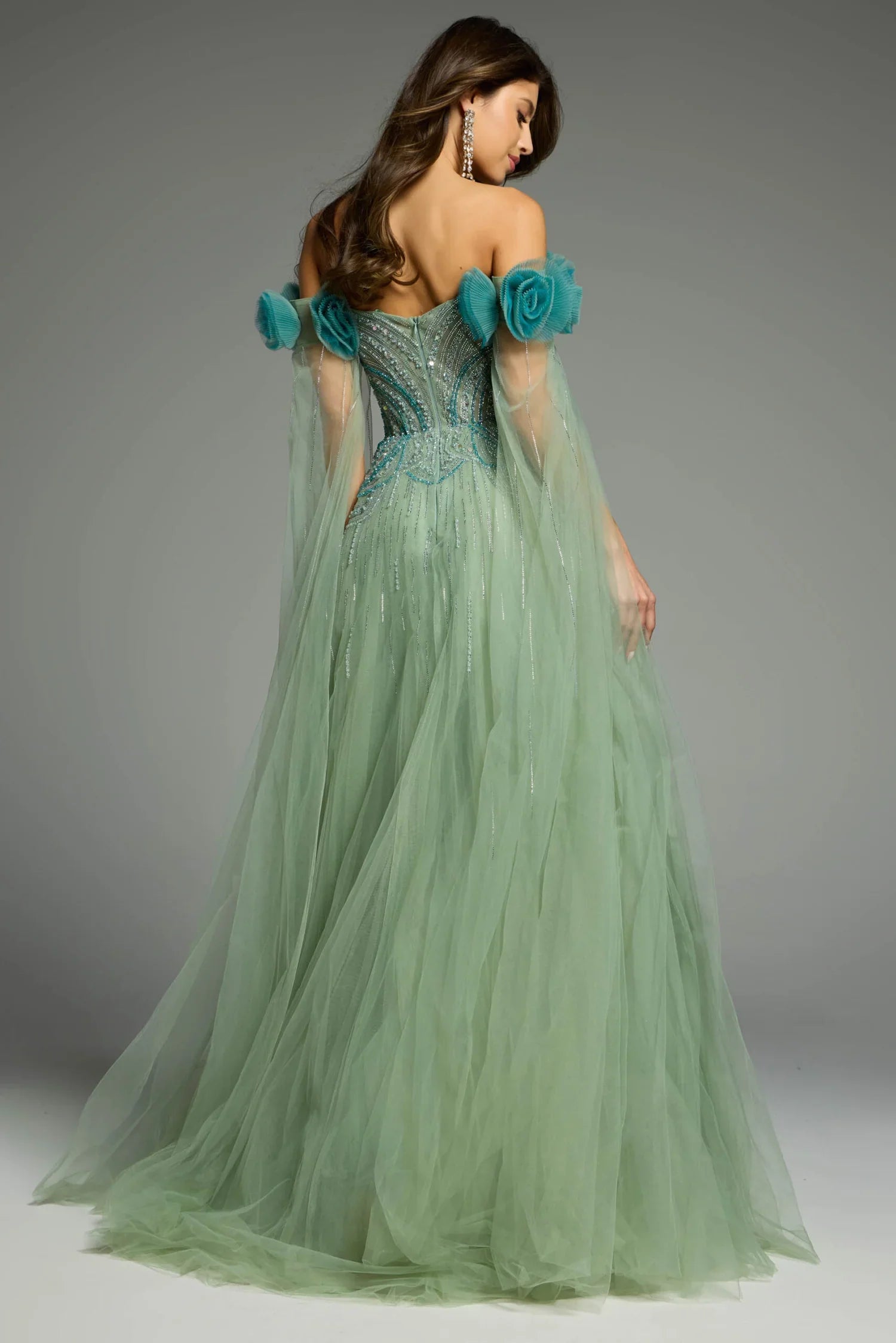 Vestidos de Fiesta Largos de Tul con Aplicaciones Florales de Pedrería de Cristal sin Hombros y Capelina