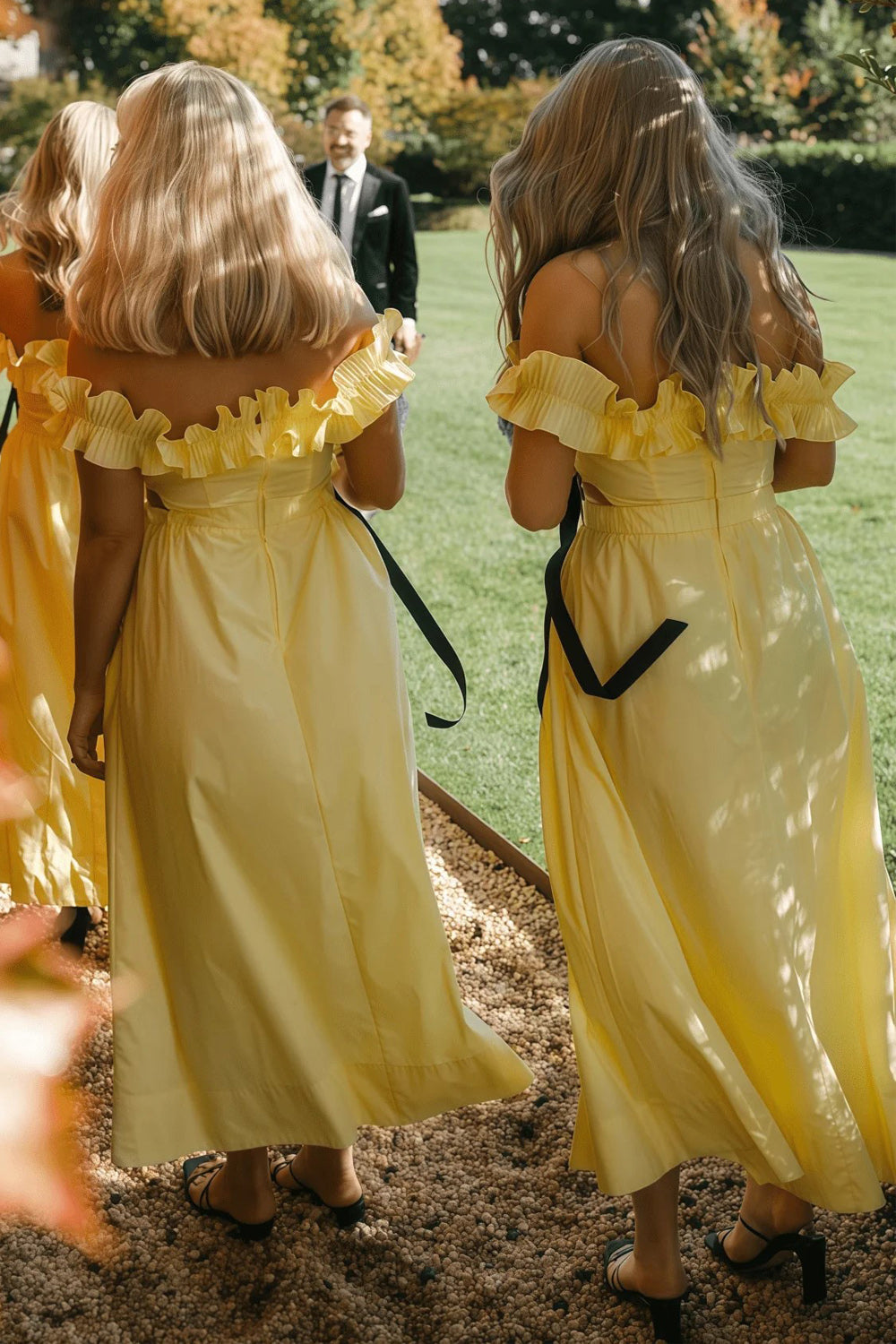 Schulterfreies, langes gelbes Brautjungfernkleid aus Satin mit Rüschen