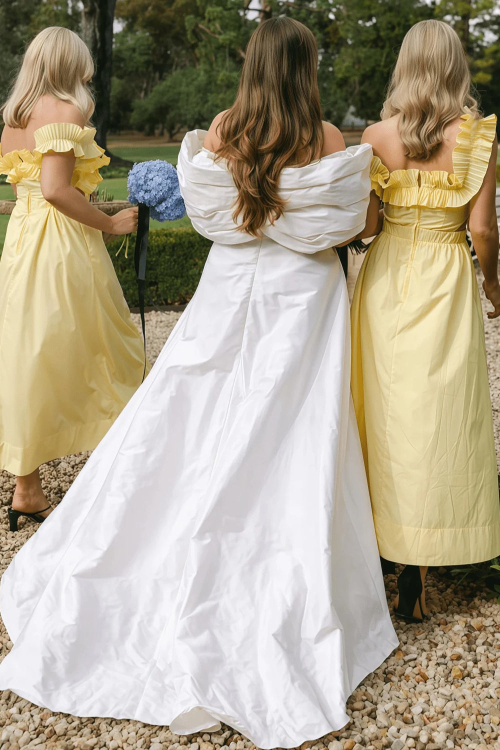 Schulterfreies, langes gelbes Brautjungfernkleid aus Satin mit Rüschen