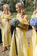 Schulterfreies, langes gelbes Brautjungfernkleid aus Satin mit Rüschen