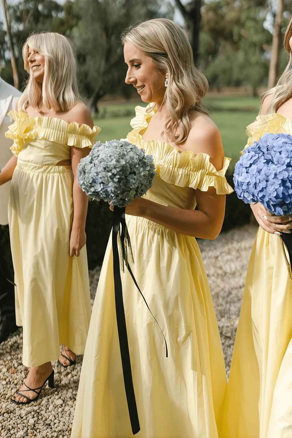 Schulterfreies, langes gelbes Brautjungfernkleid aus Satin mit Rüschen