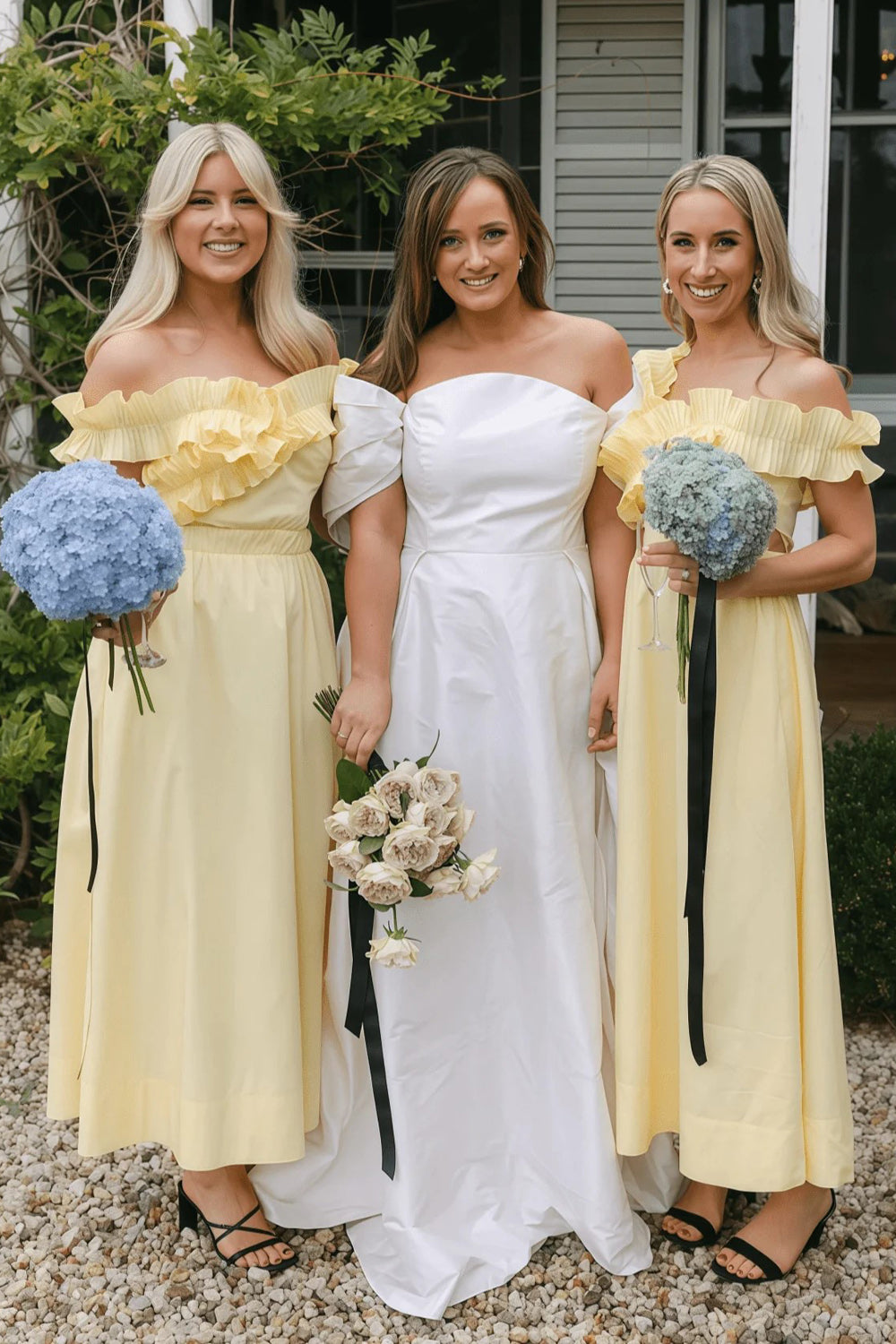 Schulterfreies, langes gelbes Brautjungfernkleid aus Satin mit Rüschen
