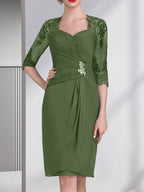 Etuikleid/Säulenkleid mit Herzausschnitt, knielang, aus Chiffon für die Mutter der Braut mit Perlenapplikationen, Spitze, Pailletten und Falten