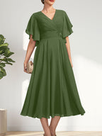 A-Linien-Chiffonkleid mit V-Ausschnitt, Teelänge und plissierter Perlenstickerei für die Mutter der Braut