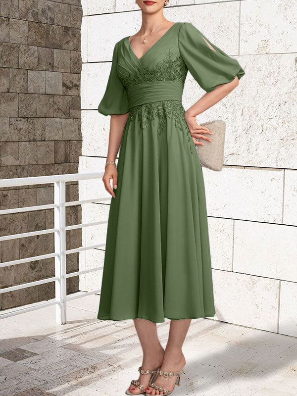 A-Linien-Kleid aus Chiffon mit V-Ausschnitt und Teelänge für die Mutter der Braut mit Falten