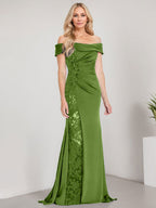 A-Linien-Kleid mit schulterfreiem bodenlangem Schnitt, Applikationen, Perlenstickerei, Meerjungfrauen-Stil und hohem Beinschlitz – perfekt für die Mutter der Braut. 