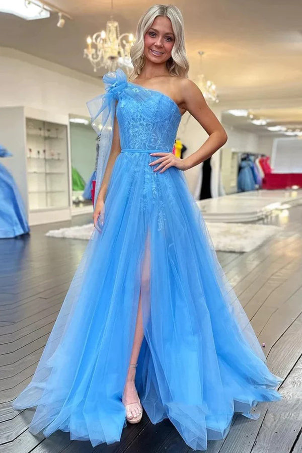 Langes, einseitig schulterfreies, blaues Spitzen-Abendkleid mit Schlitz