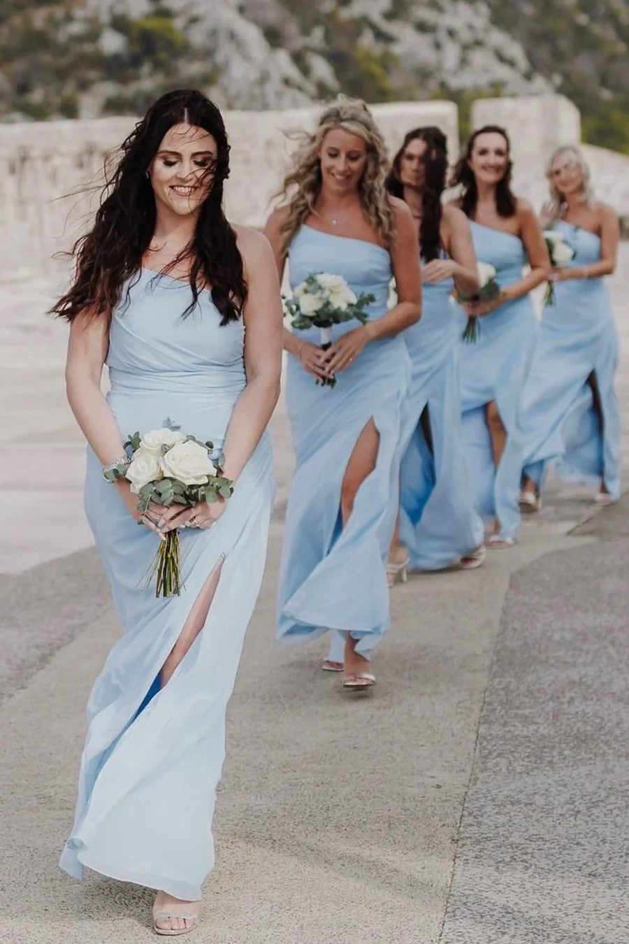 Vestido de dama de honor azul claro sin mangas con un hombro y abertura