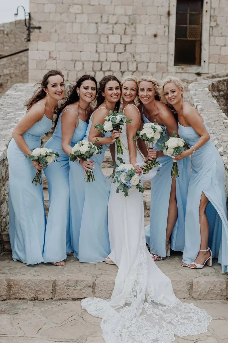 Vestido de dama de honor azul claro sin mangas con un hombro y abertura