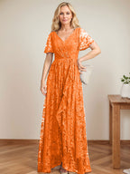 A-Linien-Kleid mit V-Ausschnitt, asymmetrischem Spitzenbesatz und Kaskadenrüschen für die Mutter der Braut 