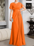 A-Linien-Kleid aus Chiffon mit Rundhalsausschnitt und bodenlanger Verarbeitung, verziert mit plissierten Perlen.