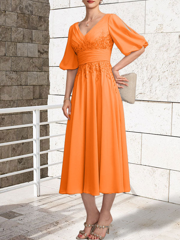 Vestido de gasa con encaje y escote en V hasta la rodilla para madre de la novia con pliegues
