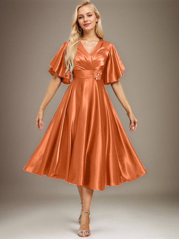 A-Linien-Kleid aus Stretch-Satin mit V-Ausschnitt, Teelänge, Perlenstickerei und Falten für die Mutter der Braut 
