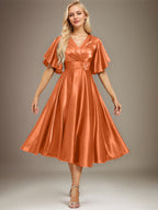 A-Linien-Kleid aus Stretch-Satin mit V-Ausschnitt, Teelänge, Perlenstickerei und Falten für die Mutter der Braut 