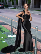 Langes, einseitig schulterfreies Spitzen-Abendkleid mit Schleppe