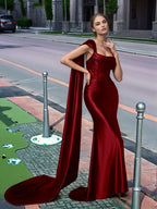 Langes, einseitig schulterfreies Spitzen-Abendkleid mit Schleppe
