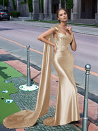 Langes, einseitig schulterfreies Spitzen-Abendkleid mit Schleppe