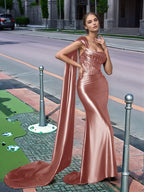Langes, einseitig schulterfreies Spitzen-Abendkleid mit Schleppe