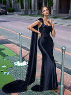Langes, einseitig schulterfreies Spitzen-Abendkleid mit Schleppe