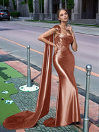Langes, einseitig schulterfreies Spitzen-Abendkleid mit Schleppe