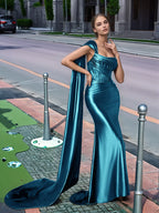 Langes, einseitig schulterfreies Spitzen-Abendkleid mit Schleppe